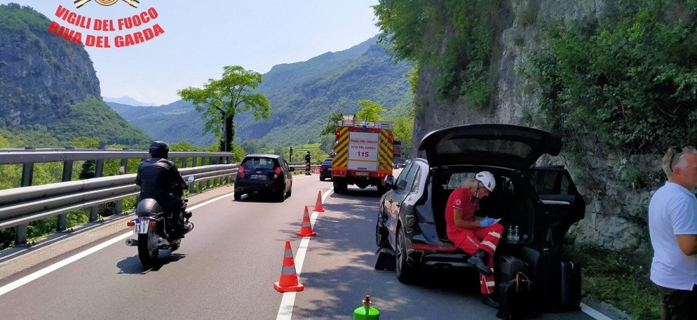 Scontro fra auto sulla Loppio-Busa: due feriti e disagi alla viabilità